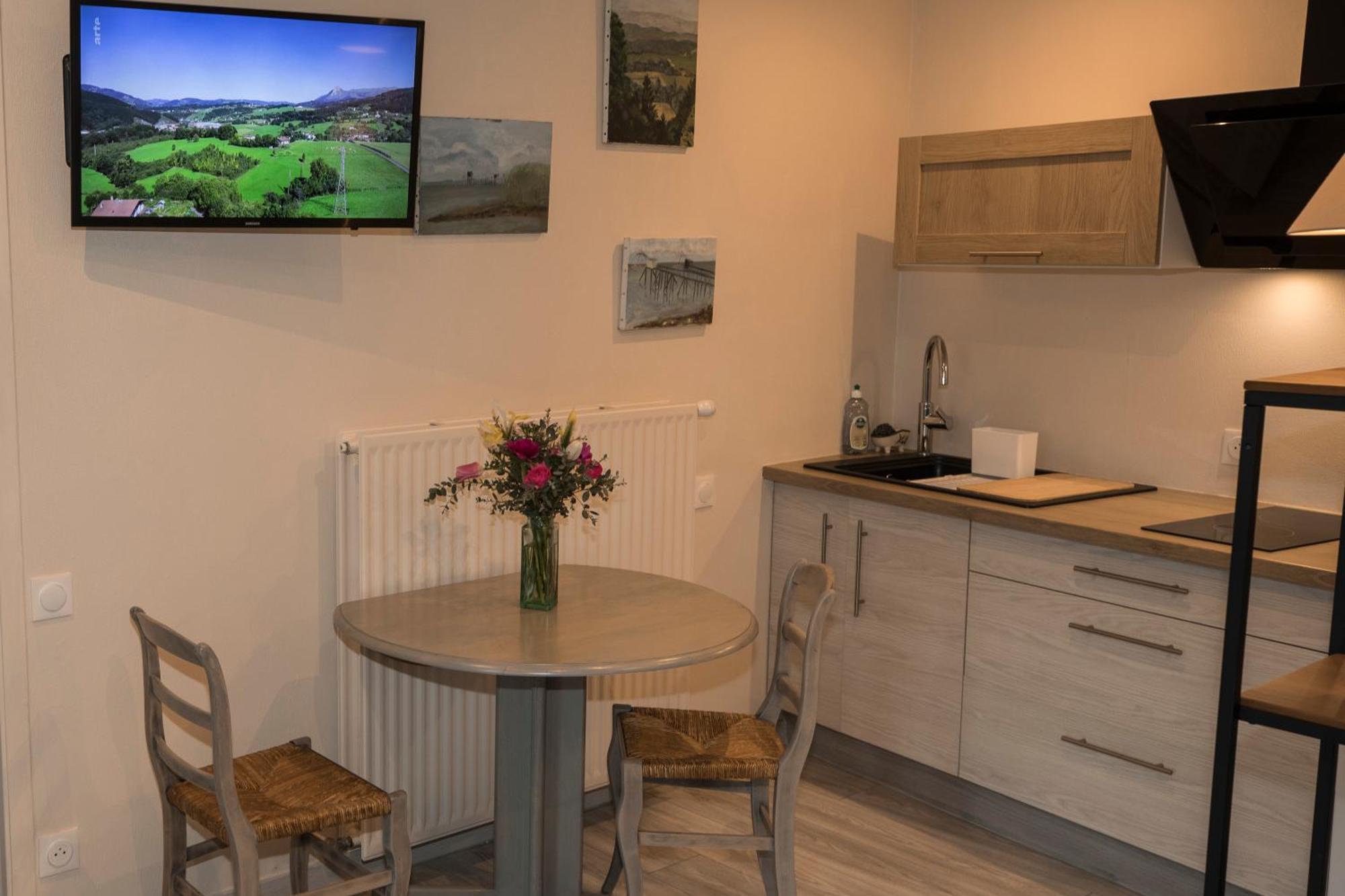 Agreable Logement Independant Avec Veranda 비엔 외부 사진